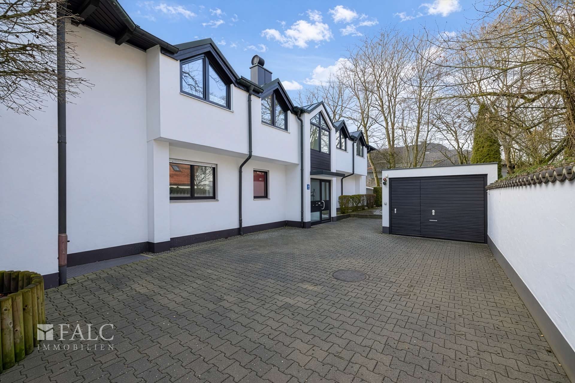 Gebäude Eingangsbereich mit Zufahrt